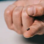 Microchip implantado permite pagamento com a própria mão
