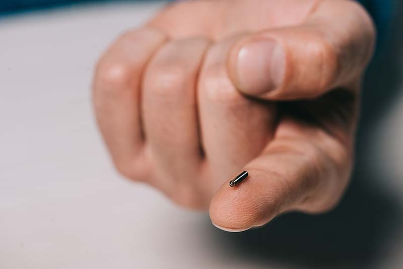 Microchip implantado permite pagamento com a própria mão